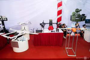 Experts and Guests Admire Made-in-Vietnam UAV at Technology Exhibition - image 5