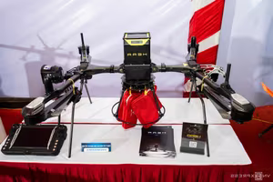 Experts and Guests Admire Made-in-Vietnam UAV at Technology Exhibition - image 3