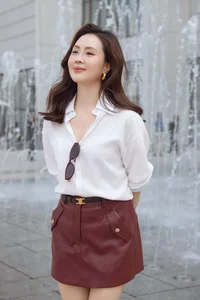 Celebrity Highlights: Hoang Thuy Linh's Elegance and Thuy Ngan's Romantic Moments - image 1