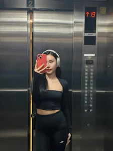 Fitness Influencer Trang Lê Showcases Stunning Hourglass Figure and Postpartum Transformation - image 1