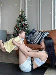 Fitness Influencer Trang Lê Showcases Stunning Hourglass Figure and Postpartum Transformation - image 0