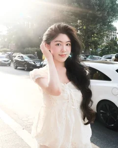 Lo Lem Captivates Fans with Disney Princess Vibes During European Vacation - image 1