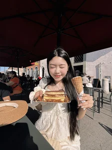 Lo Lem Captivates Fans with Disney Princess Vibes During European Vacation - image 7