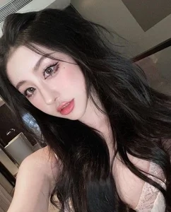 The Enigmatic Heiress: Inside the World of China's Mysterious Wealthy Influencer - image 2