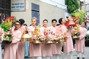 Celebrities Join Actor Anh Duc Traditional Wedding Procession - image 3