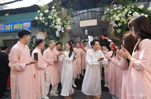 Celebrities Join Actor Anh Duc Traditional Wedding Procession - image 7