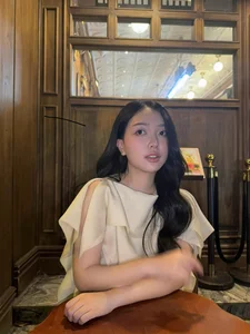 Ha Duc Chinh's Wife Mai Ha Trang's Playful Social Media Post Goes Viral - image 1