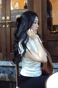 Ha Duc Chinh's Wife Mai Ha Trang's Playful Social Media Post Goes Viral - image 7
