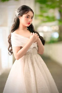 The Stunning Transformation of Supermodel Thuy Hanh’s Daughter Suti into a Beautiful Young Woman - image 3
