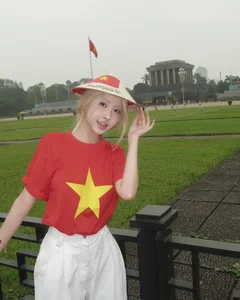 Ba Dinh Square Trends: TikTokers Celebrate April 30th in Hanoi - image 3