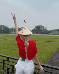 Ba Dinh Square Trends: TikTokers Celebrate April 30th in Hanoi - image 4