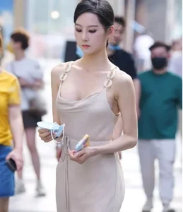 How to Wear Silk Slip Dresses Gracefully: Avoiding Common Wardrobe Malfunctions - image 2