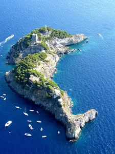 Earth's Most Uniquely Shaped Islands: Nature's Bizarre and Beautiful Creations - image 0