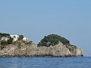 Earth's Most Uniquely Shaped Islands: Nature's Bizarre and Beautiful Creations - image 7