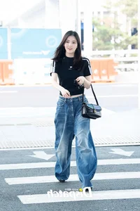 Song Hye Kyo vs. Han So Hee: Comparing Their Contrasting Airport Styles - image 3