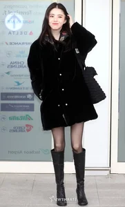 Song Hye Kyo vs. Han So Hee: Comparing Their Contrasting Airport Styles - image 11