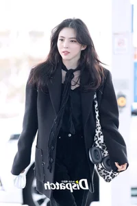 Song Hye Kyo vs. Han So Hee: Comparing Their Contrasting Airport Styles - image 0