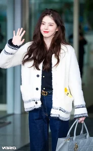 Song Hye Kyo vs. Han So Hee: Comparing Their Contrasting Airport Styles - image 5
