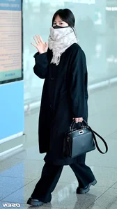 Song Hye Kyo vs. Han So Hee: Comparing Their Contrasting Airport Styles - image 9