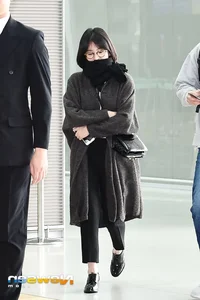 Song Hye Kyo vs. Han So Hee: Comparing Their Contrasting Airport Styles - image 8