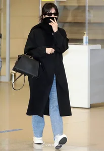 Song Hye Kyo vs. Han So Hee: Comparing Their Contrasting Airport Styles - image 4