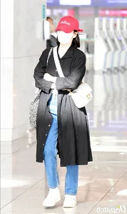 Song Hye Kyo vs. Han So Hee: Comparing Their Contrasting Airport Styles - image 14