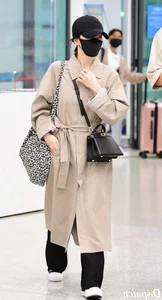 Song Hye Kyo vs. Han So Hee: Comparing Their Contrasting Airport Styles - image 2