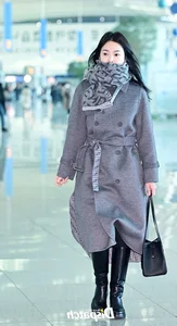 Song Hye Kyo vs. Han So Hee: Comparing Their Contrasting Airport Styles - image 13