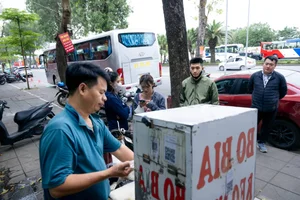 The Mystery of Hanoi’s Viral Street Food Vendor: A Story Beyond the Shifty Gaze - image 5