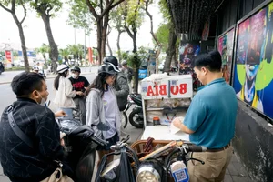 The Mystery of Hanoi’s Viral Street Food Vendor: A Story Beyond the Shifty Gaze - image 3