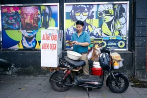 The Mystery of Hanoi’s Viral Street Food Vendor: A Story Beyond the Shifty Gaze - image 2