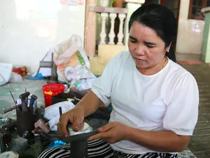 Discover the Unique Traditional Silver Carving Art of the Cham People in Khanh Hoa - image 1