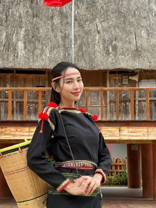 Thuy Tien and H Hen Nie Face Off in Stunning Brocade Outfits - image 6