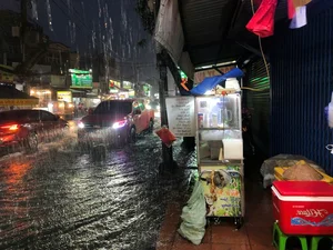 Ho Chi Minh City Flooding: Heavy Rain Causes Urban Chaos in TP HCM - image 3