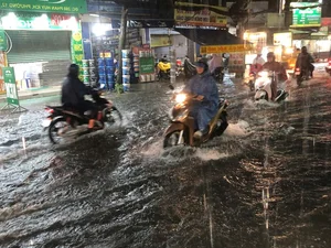 Ho Chi Minh City Flooding: Heavy Rain Causes Urban Chaos in TP HCM - image 2