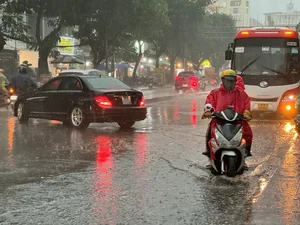 Ho Chi Minh City Flooding: Heavy Rain Causes Urban Chaos in TP HCM - image 6