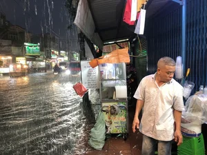 Ho Chi Minh City Flooding: Heavy Rain Causes Urban Chaos in TP HCM - image 4