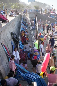 Vung Tau Beaches Packed with Crowds During Tet Holiday Despite Rough Sea Conditions - image 0