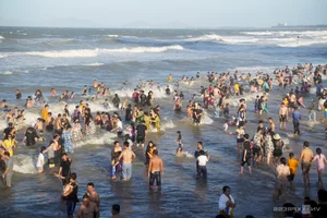 Vung Tau Beaches Packed with Crowds During Tet Holiday Despite Rough Sea Conditions - image 9