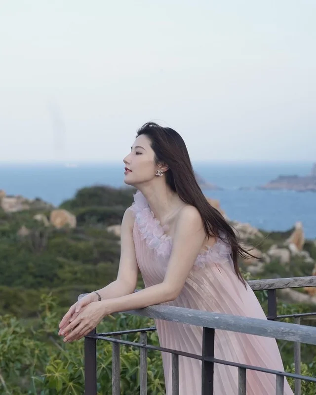 Vietnamese Stars Celebrate Success: Midu's Master's Degree and Van Dung's Nostalgic Family Moments