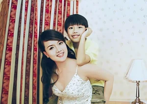 Vietnamese Stars Celebrate Success: Midu's Master's Degree and Van Dung's Nostalgic Family Moments - image 3