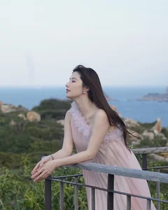 Vietnamese Stars Celebrate Success: Midu's Master's Degree and Van Dung's Nostalgic Family Moments - image 0