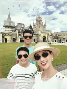 Vietnamese Stars Celebrate Success: Midu's Master's Degree and Van Dung's Nostalgic Family Moments - image 2