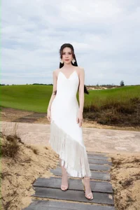 Miss To Diep Ha Steals the Spotlight in an Elegant White Silk Red Carpet Dress - image 6