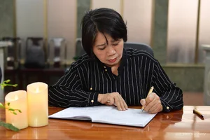 Emotional Farewell: Artists Mourn at the Memorial of Actor Quý Bình - image 1