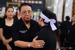 Emotional Farewell: Artists Mourn at the Memorial of Actor Quý Bình - image 7