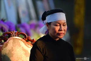 Emotional Farewell: Artists Mourn at the Memorial of Actor Quý Bình - image 0