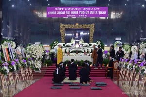Emotional Farewell: Artists Mourn at the Memorial of Actor Quý Bình - image 9