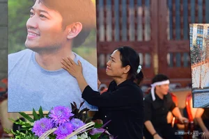 Emotional Farewell: Artists Mourn at the Memorial of Actor Quý Bình - image 3