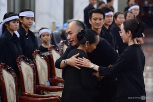 Emotional Farewell: Artists Mourn at the Memorial of Actor Quý Bình - image 5